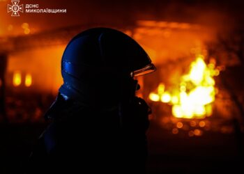 Рятувальники Миколаєва показали, як ліквідовували пожежу після удару дрону невстановленого типу (ФОТО, ВІДЕО)
