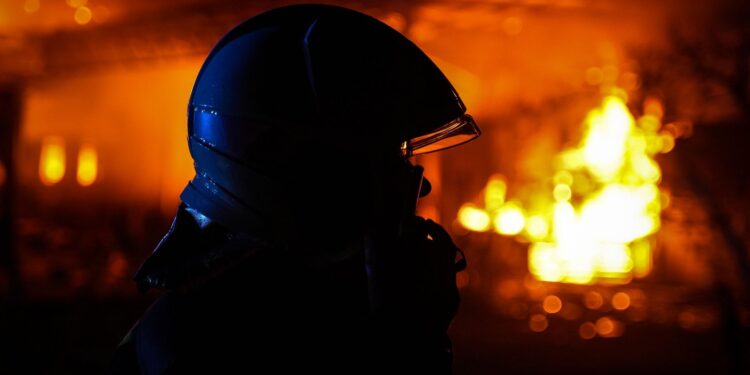 Рятувальники Миколаєва показали, як ліквідовували пожежу після удару дрону невстановленого типу (ФОТО, ВІДЕО)