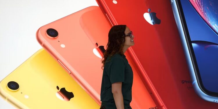 Apple терміново вивозить 600 тонн iPhone з Індії, щоб обдурити тарифи Трампа