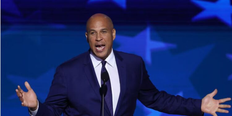 Все, що можуть. У Сенаті США сенатор-демократ 25 годин виступав з критикою Трампа та його команди