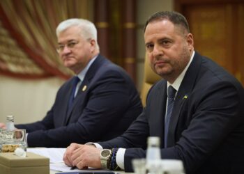 Єрмак, Сибіга і Умєров прибули в Париж на багатосторонні переговори