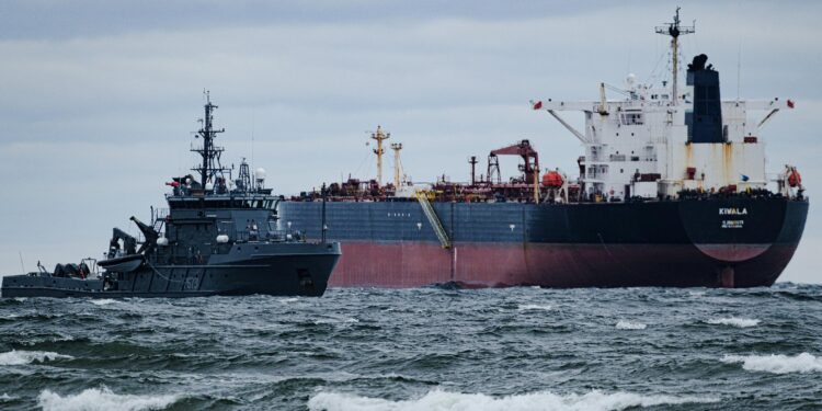 ВМС Естонії затримали танкер тіньового флоту РФ (ФОТО)