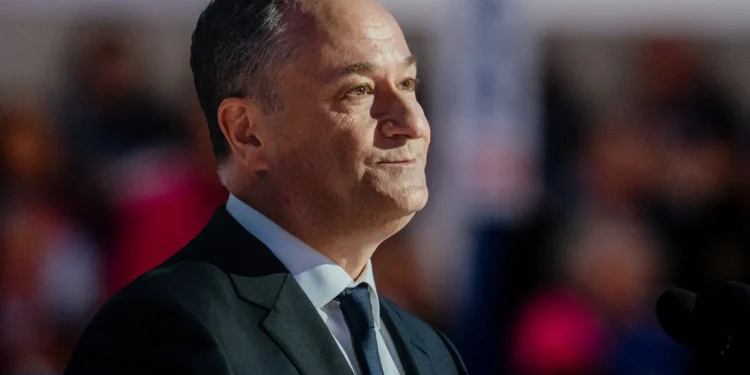 Він ще й дрібномстивий. Трамп звільнив чоловіка Камали Гарріс з ради музею Голокосту