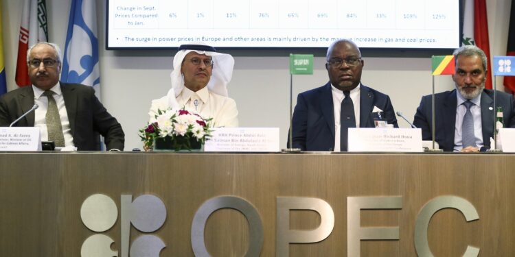 Країни ОПЕК+ оголосили про рекордне збільшення видобутку нафти