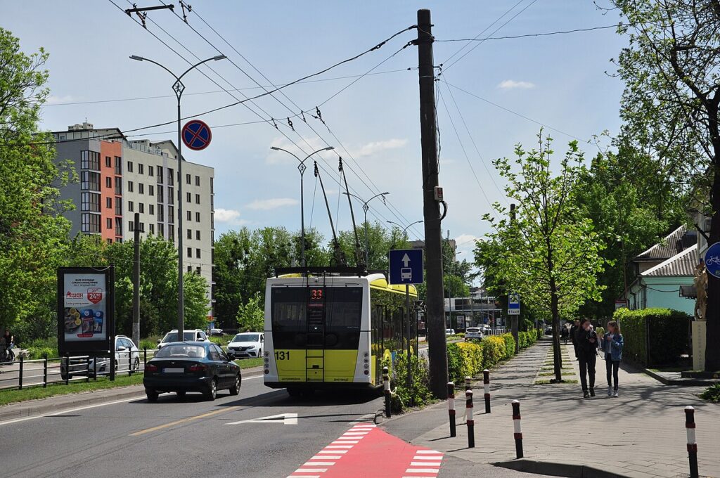 Кого вітати? Водіям мотоциклів і мопедів дозволили рухатися смугами для громадського транспорту 1