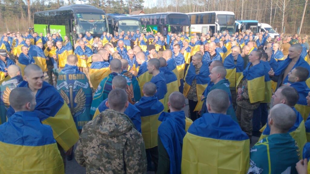 277 воїнів повернулися додому з російського полону (ФОТО) 3 277 воїнів повернулися додому з російського полону (ФОТО) 2