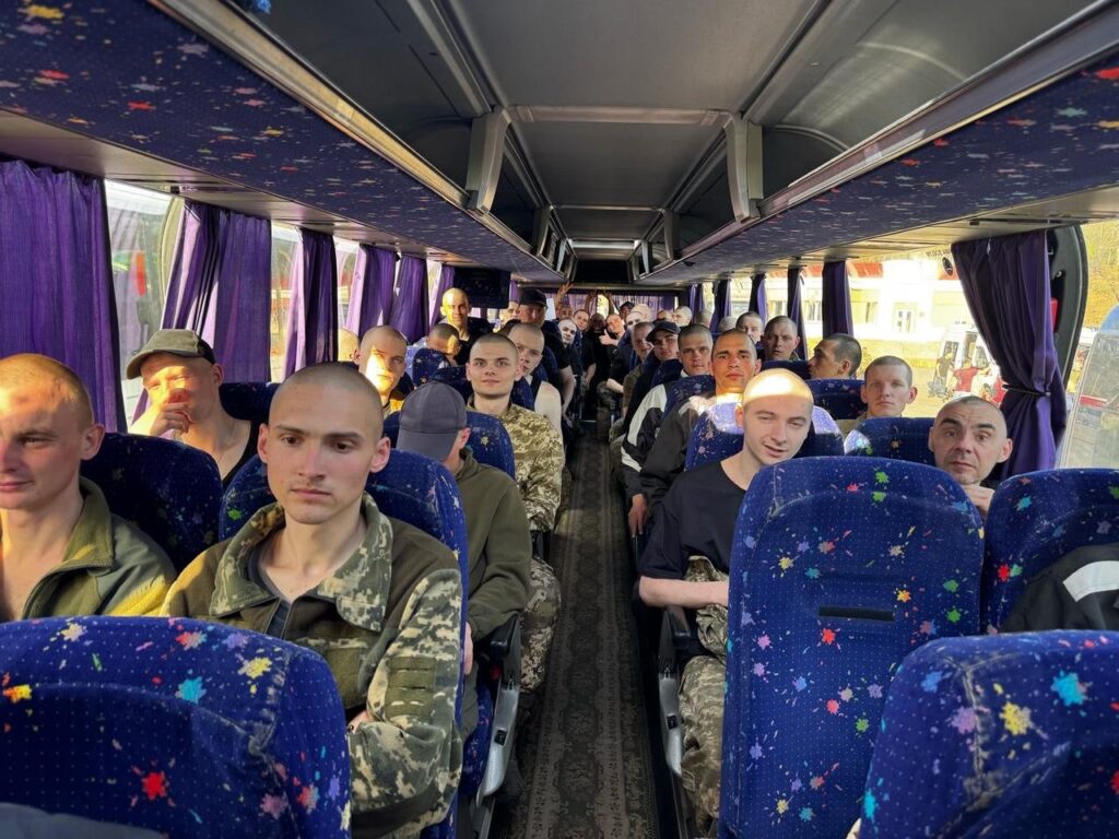 277 воїнів повернулися додому з російського полону (ФОТО) 5 277 воїнів повернулися додому з російського полону (ФОТО) 4