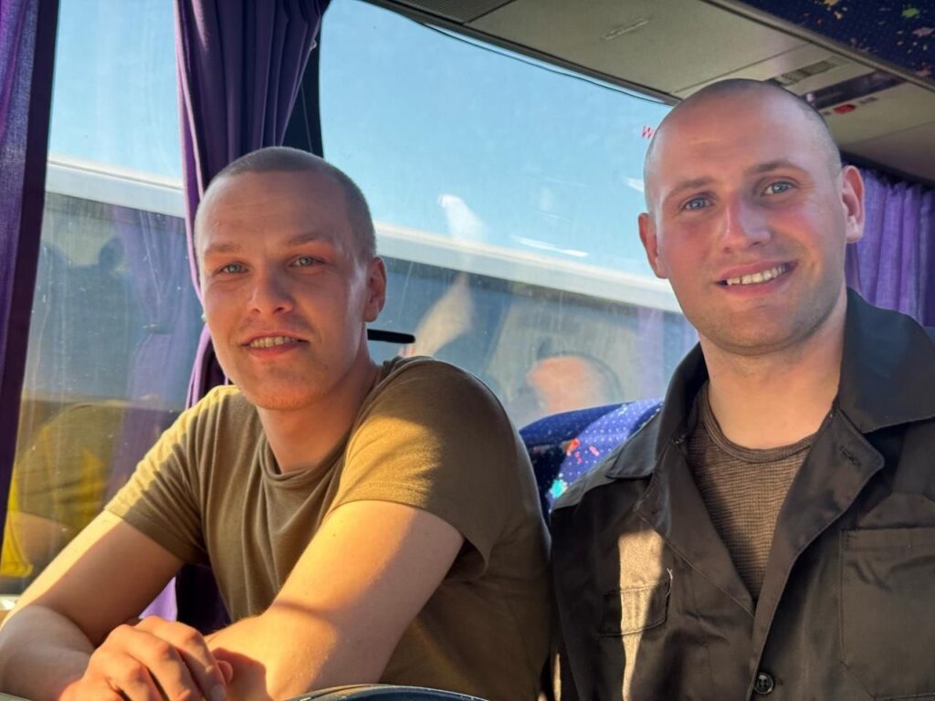 277 воїнів повернулися додому з російського полону (ФОТО) 7 277 воїнів повернулися додому з російського полону (ФОТО) 6