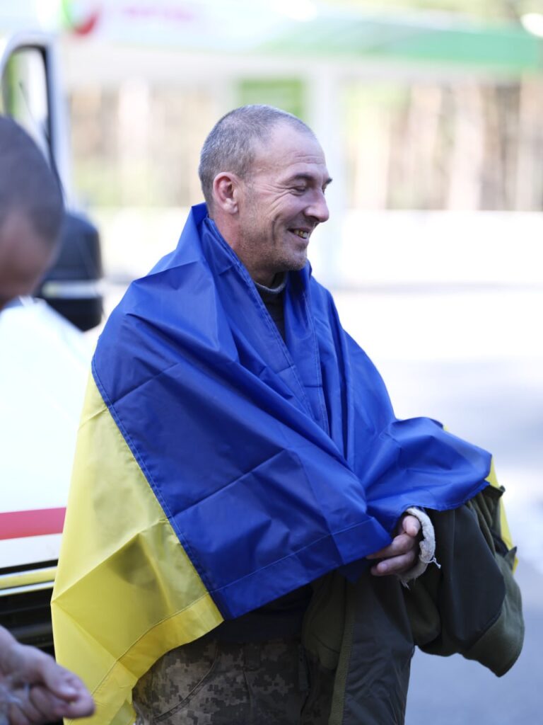 277 воїнів повернулися додому з російського полону (ФОТО) 9 277 воїнів повернулися додому з російського полону (ФОТО) 8