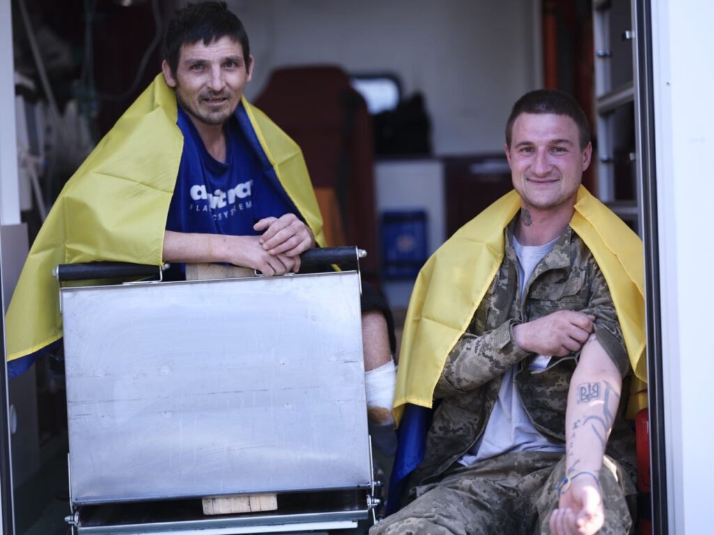 277 воїнів повернулися додому з російського полону (ФОТО) 15 277 воїнів повернулися додому з російського полону (ФОТО) 14