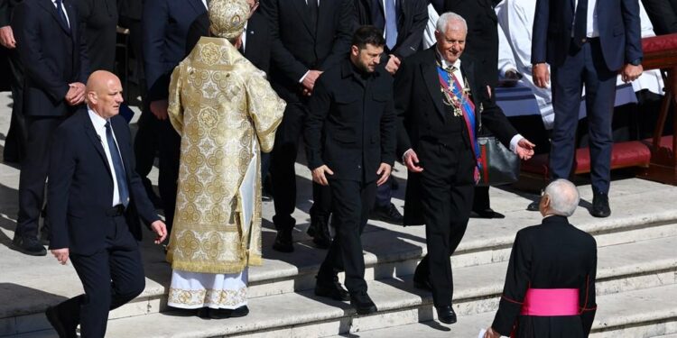 Зеленський і Трамп зустрілися у Ватикані перед похороном Папи (ВІДЕО)