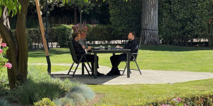 У Зеленського день незвичних зустрічей, зараз – з Макроном