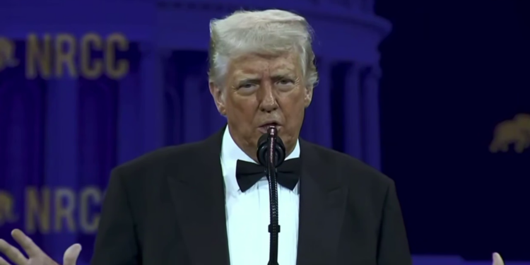 Трамп заявив, що світові лідери принижуються і цілують його в дупу, щоб укласти тарифну угоду