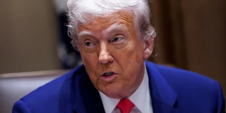 Трамп звільнив телефони, комп’ютери, чіпи від нових тарифів