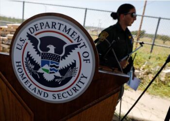 У США українські біженці отримали листи з погрозами депортації. Згодом їм повідомили, що це помилка