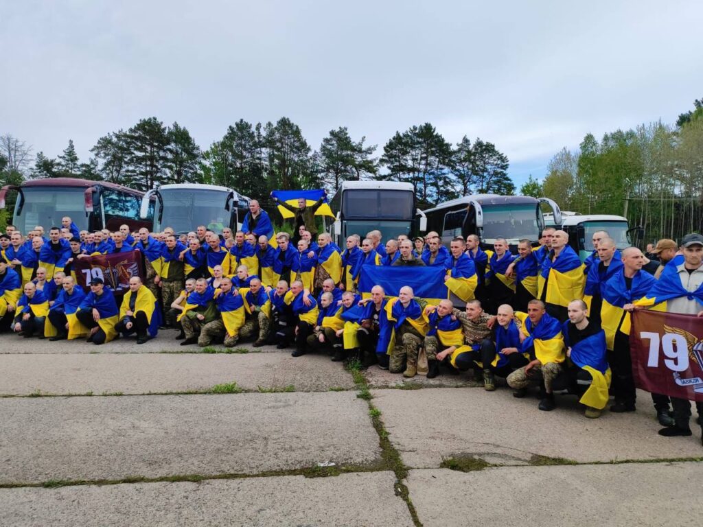 Наші вдома. Україна повернула з російського полону 205 захисників (ФОТО, ВІДЕО) 3 Наші вдома. Україна повернула з російського полону 205 захисників (ФОТО, ВІДЕО) 2