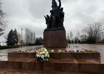 Миколаївському краєзнавчому музею передали літери та зірку з меморіалу героїв-ольшанців, який зараз реконструюється (ФОТО)