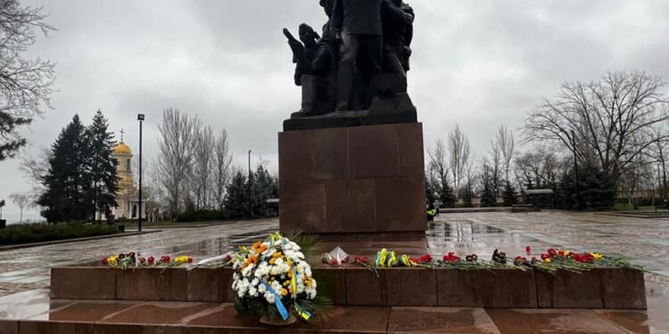 Миколаївському краєзнавчому музею передали літери та зірку з меморіалу героїв-ольшанців, який зараз реконструюється (ФОТО)