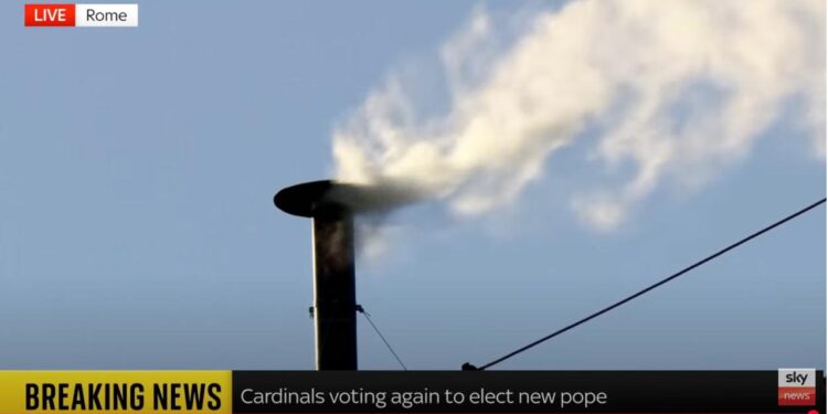 Білий дим над Сикстинською каплицею сповіщає про обрання нового Папи