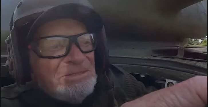 Британський ветеран на танку передав привіт Маску – розчавив Tesla як уособлення фашизму (ВІДЕО)