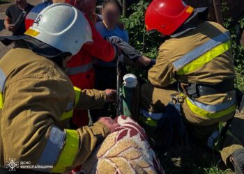 На Миколаївщині рятувальники зняли з «піки» паркану 11-річного хлопця