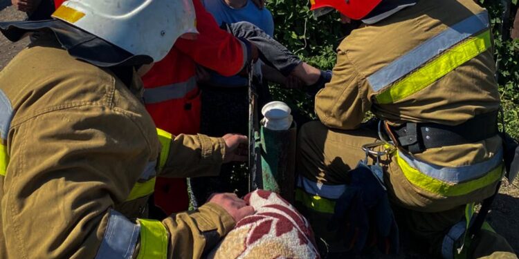 На Миколаївщині рятувальники зняли з «піки» паркану 11-річного хлопця