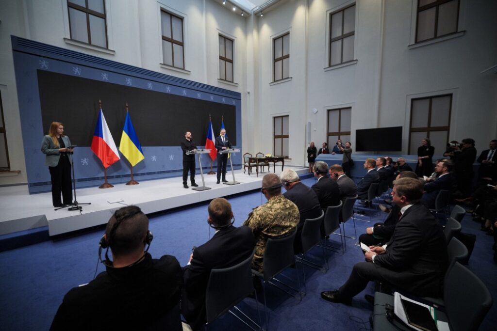 Подальший розвиток оборонної, економічної та гуманітарної співпраці – про що говорили Президент України та Прем’єр-міністр Чехії (ФОТО) 3 Подальший розвиток оборонної, економічної та гуманітарної співпраці – про що говорили Президент України та Прем’єр-міністр Чехії (ФОТО) 2