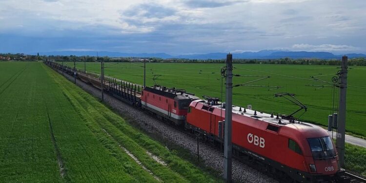 Укрзалізниця замінює пошкоджені рейки на австрійські та французькі (ФОТО)