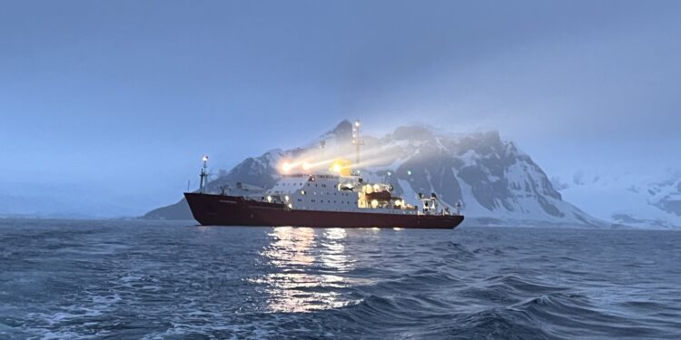 «Ноосфера» успішно закінчила четвертий Антарктичний сезон, рекордний за кількістю рейсів та міжнародною співпрацею