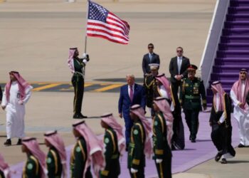 Трамп прибув до Саудівської Аравії сам, без Меланії (ФОТО, ВІДЕО)