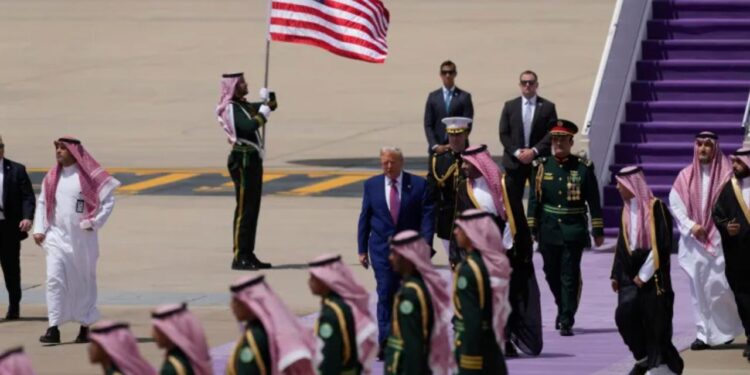 Трамп прибув до Саудівської Аравії сам, без Меланії (ФОТО, ВІДЕО)