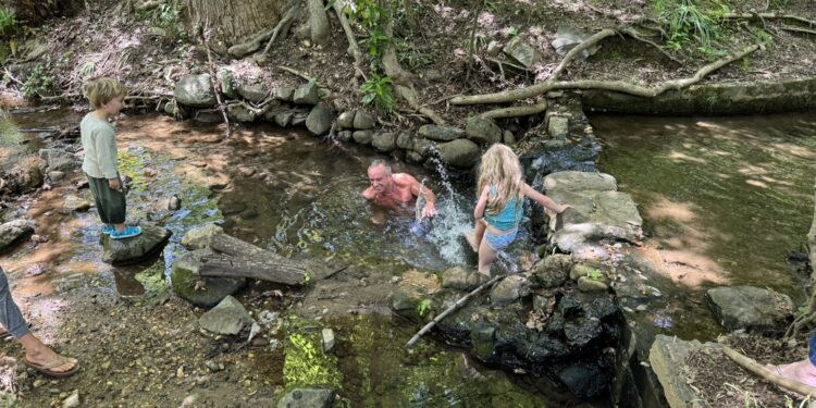 Діти чим винні? Міністр охорони здоров’я США Кеннеді разом з онуками покупався у нечистотах (ФОТО)