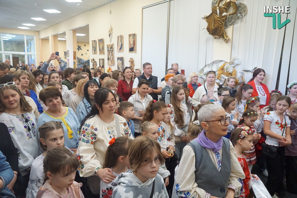 «Артпроєкти і етнодизайн ДХШ» - недитяча виставка творів учнів дитячої художньої школи Миколаєва (ФОТО) 3 «Артпроєкти і етнодизайн ДХШ» - недитяча виставка творів учнів дитячої художньої школи Миколаєва (ФОТО) 2