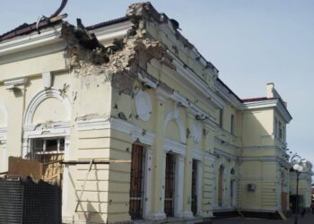 Росіяни обстріляли залізничний вокзал Херсону (ФОТО)