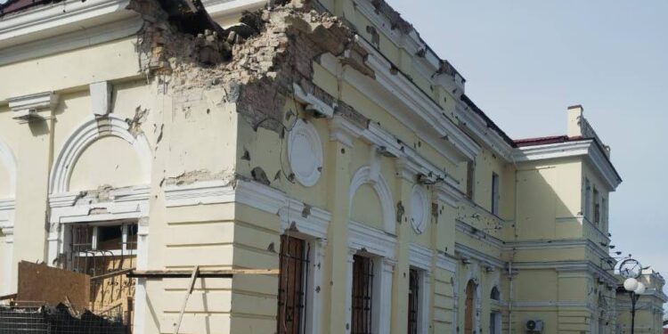 Росіяни обстріляли залізничний вокзал Херсону (ФОТО)