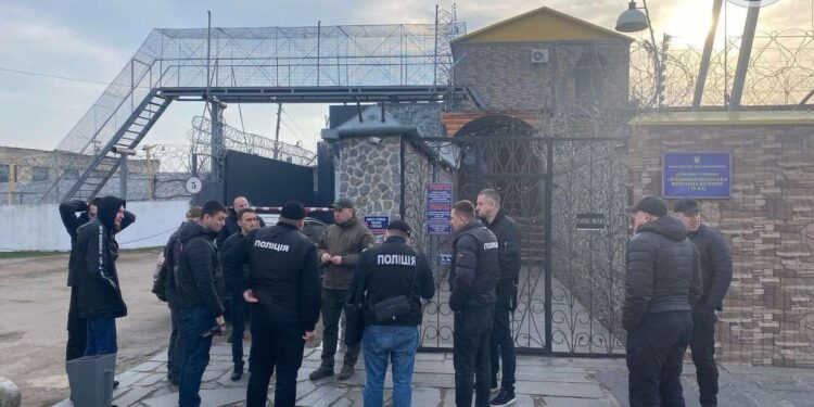 У колонії на Миколаївщині викрили трьох засуджених, які примушували інших ув’язнених не давати показання проти членів злочинних угрупувань (ФОТО)