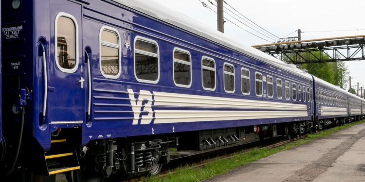 Укрзалізниця отримала нові плацкартні вагони – перші в історії незалежної України (ФОТО)