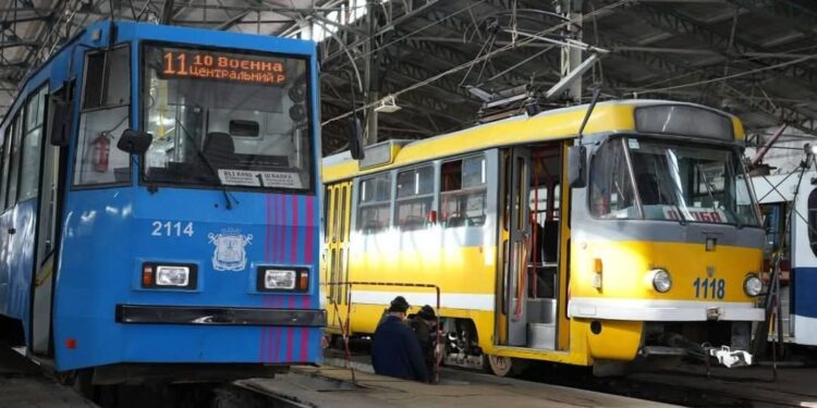 У Миколаєві змінили рух трамваїв по трьом маршрутам через аварію на мережах «Миколаївводоканал»