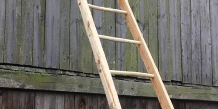 На Миколаївщині робітник, який виконував електромонтажні роботи, впав з 4-метрової драбини і загинув