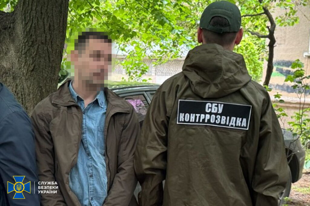CБУ затримала зрадника - він влаштувався до оборонного заводу на Одещині, щоб викрасти документи (ФОТО) 7