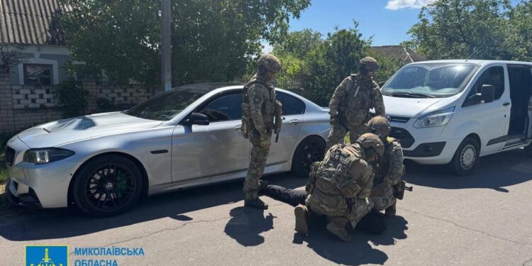 У Миколаєві затримали містянина з майже кілограмом канабісу (ФОТО)