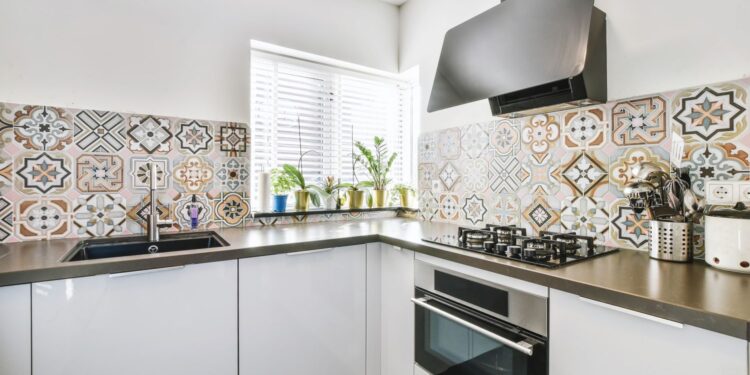 Что выбрать — плитку или краску, если хочется обновить стены