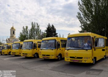 Громадам Миколаївщини передали 6 спеціалізованих шкільних автобусів для дітей з обмеженою мобільністю (ФОТО)