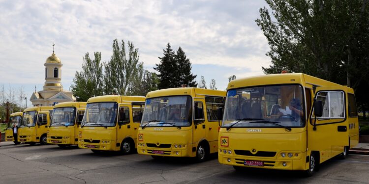 Громадам Миколаївщини передали 6 спеціалізованих шкільних автобусів для дітей з обмеженою мобільністю (ФОТО)