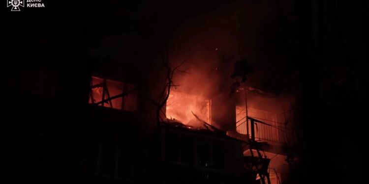 «Світ переконується, що причина затягування війни – в Москві» – Зеленський прокоментував нічну атаку росіян (ВІДЕО)