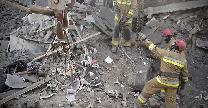 У Миколаєві з-під завалів дістали тіло загиблої жінки