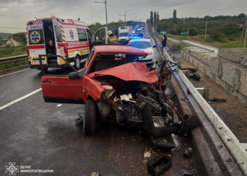 На Миколаївщині в ДТП постраждало двоє людей — одного деблокували рятувальники (ФОТО)