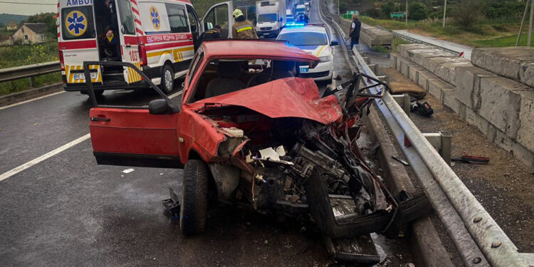 На Миколаївщині в ДТП постраждало двоє людей — одного деблокували рятувальники (ФОТО)
