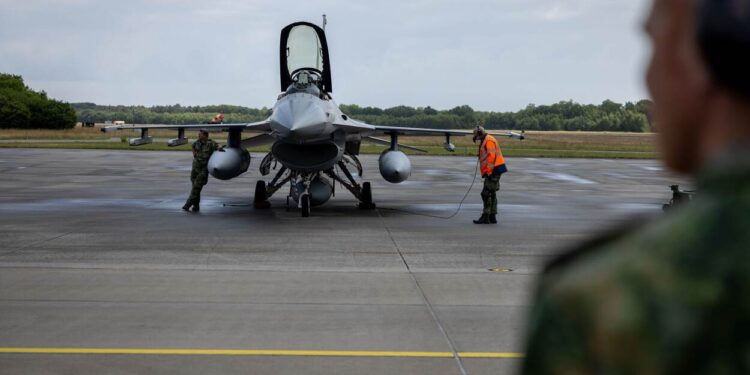 Нідерланди відправили останню партію винищувачів F-16 для України