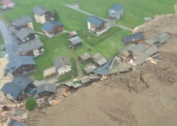 У щвейцарських Альпах шмат льодовика розчавив село (ФОТО, ВІДЕО)